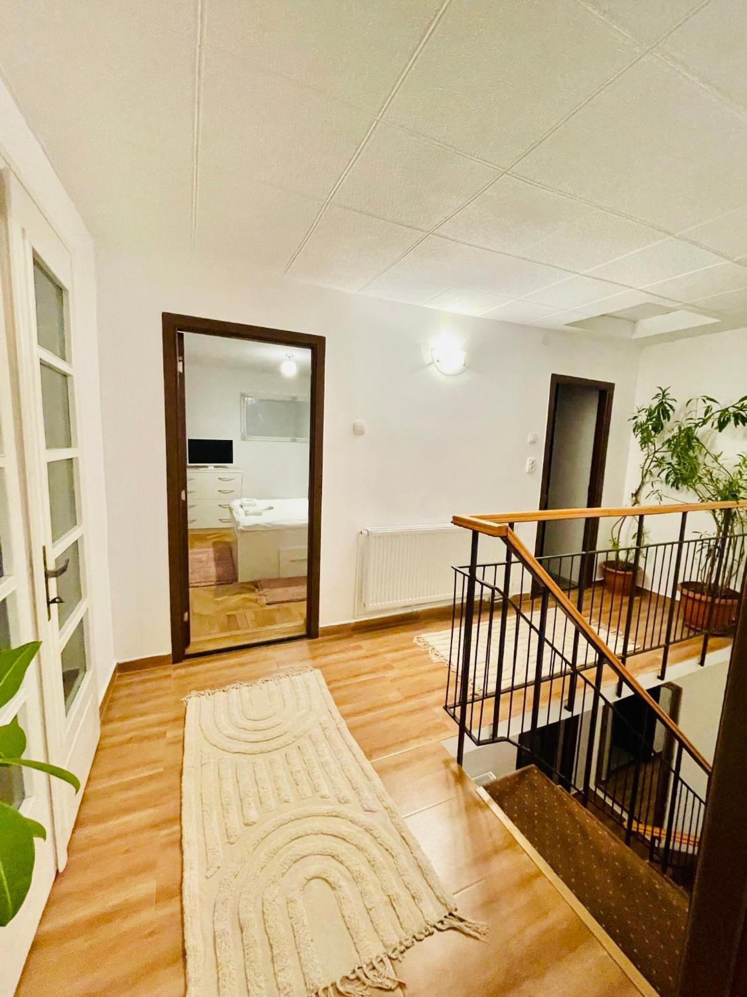 Londof With Panoramic View *